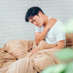 肩甲骨の左側の痛み