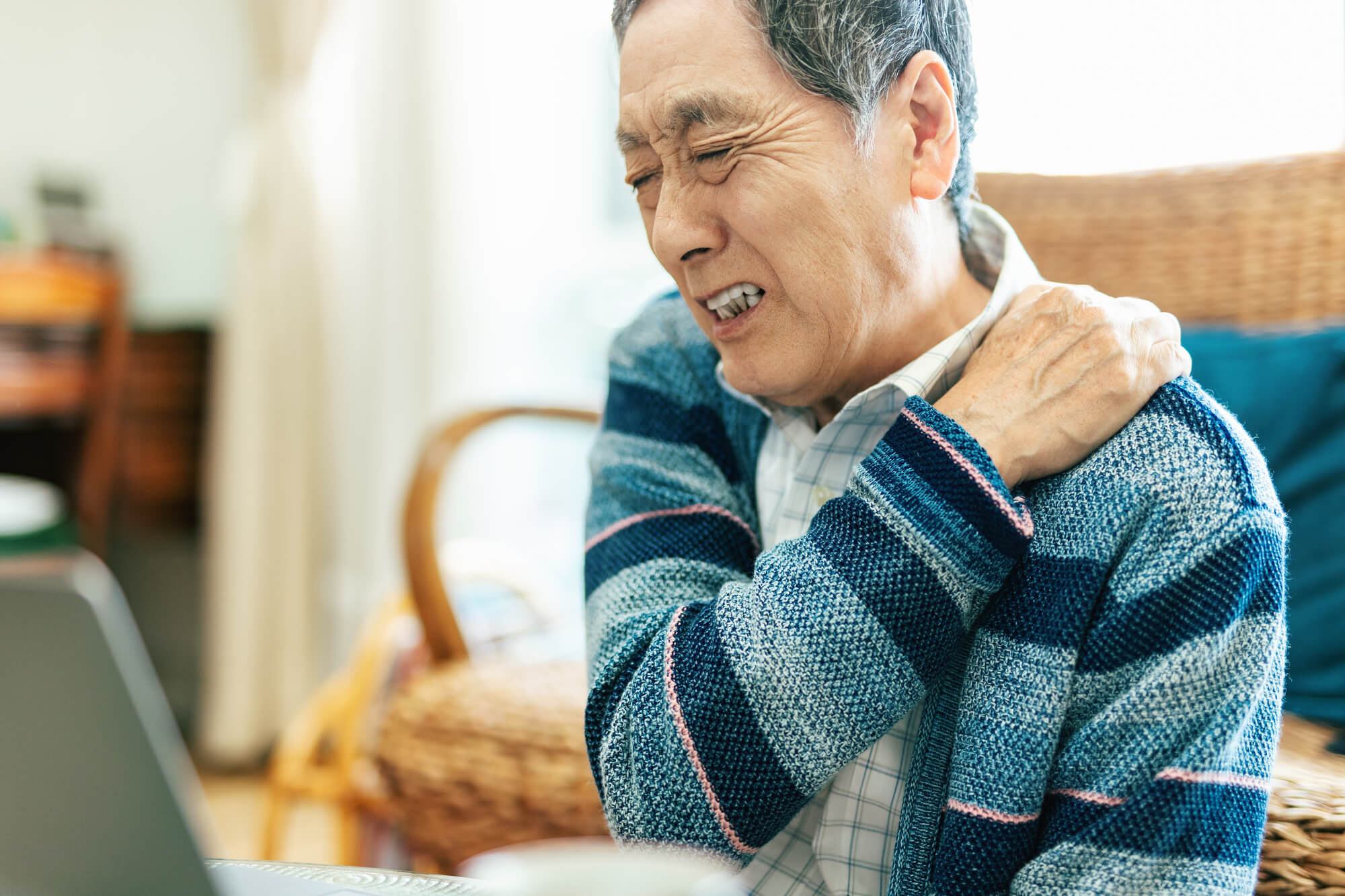 日常動作で痛む肩甲骨の左側