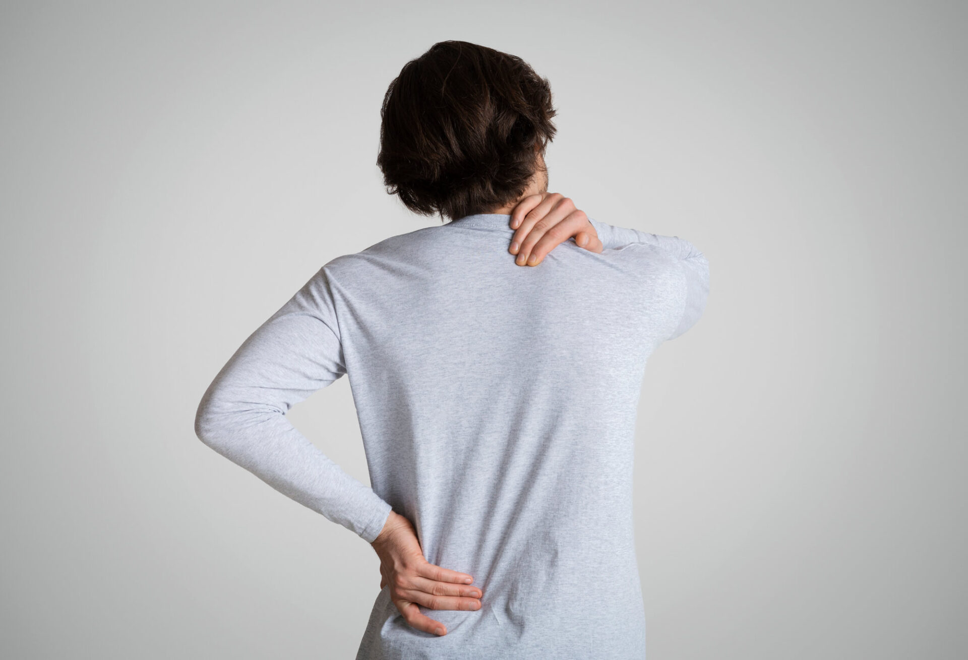 頚椎椎間板の初期症状に現れる首や背中の痛み