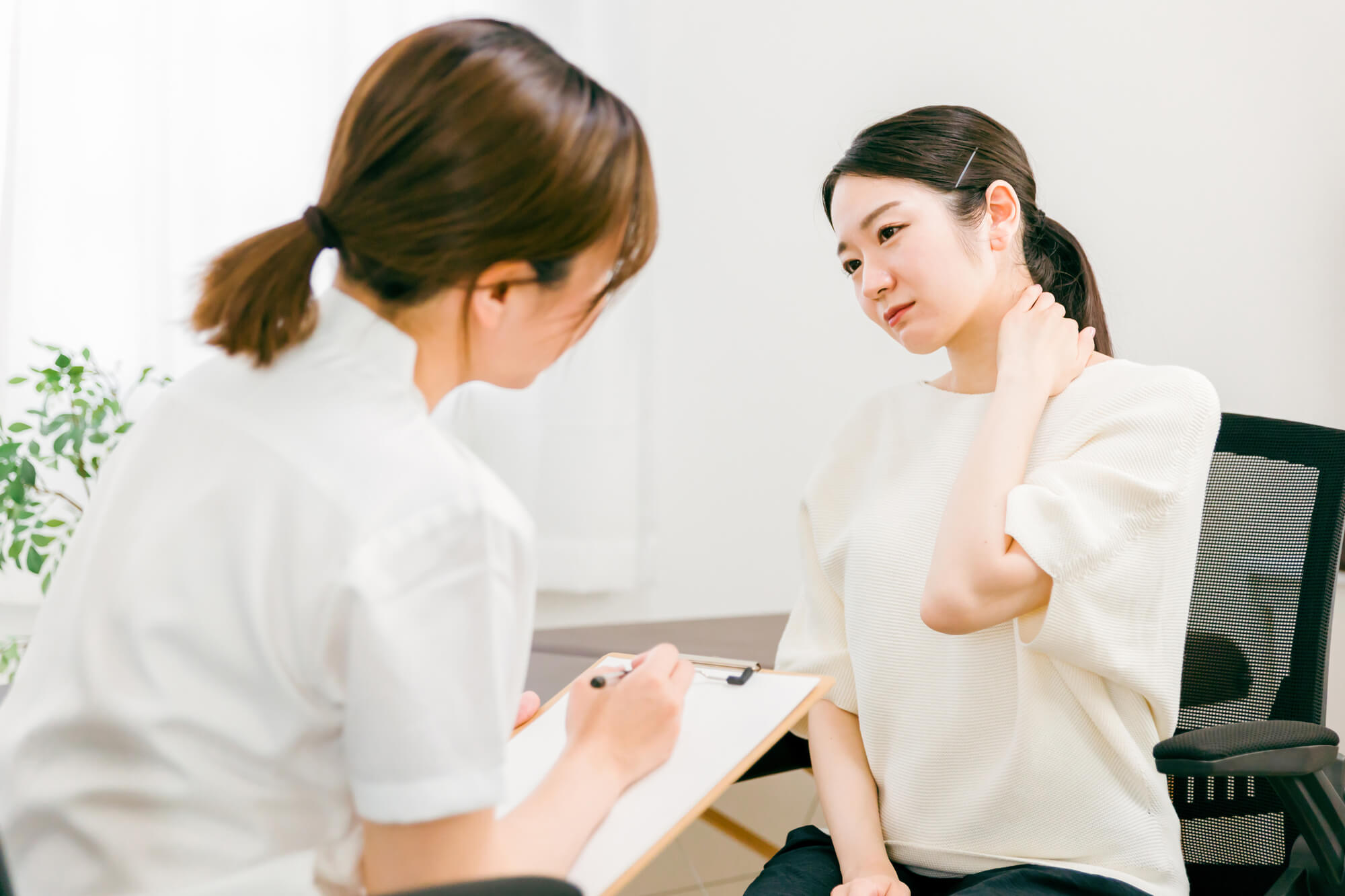 頚椎ヘルニアは整体で改善できる?病院(整形外科)との違い