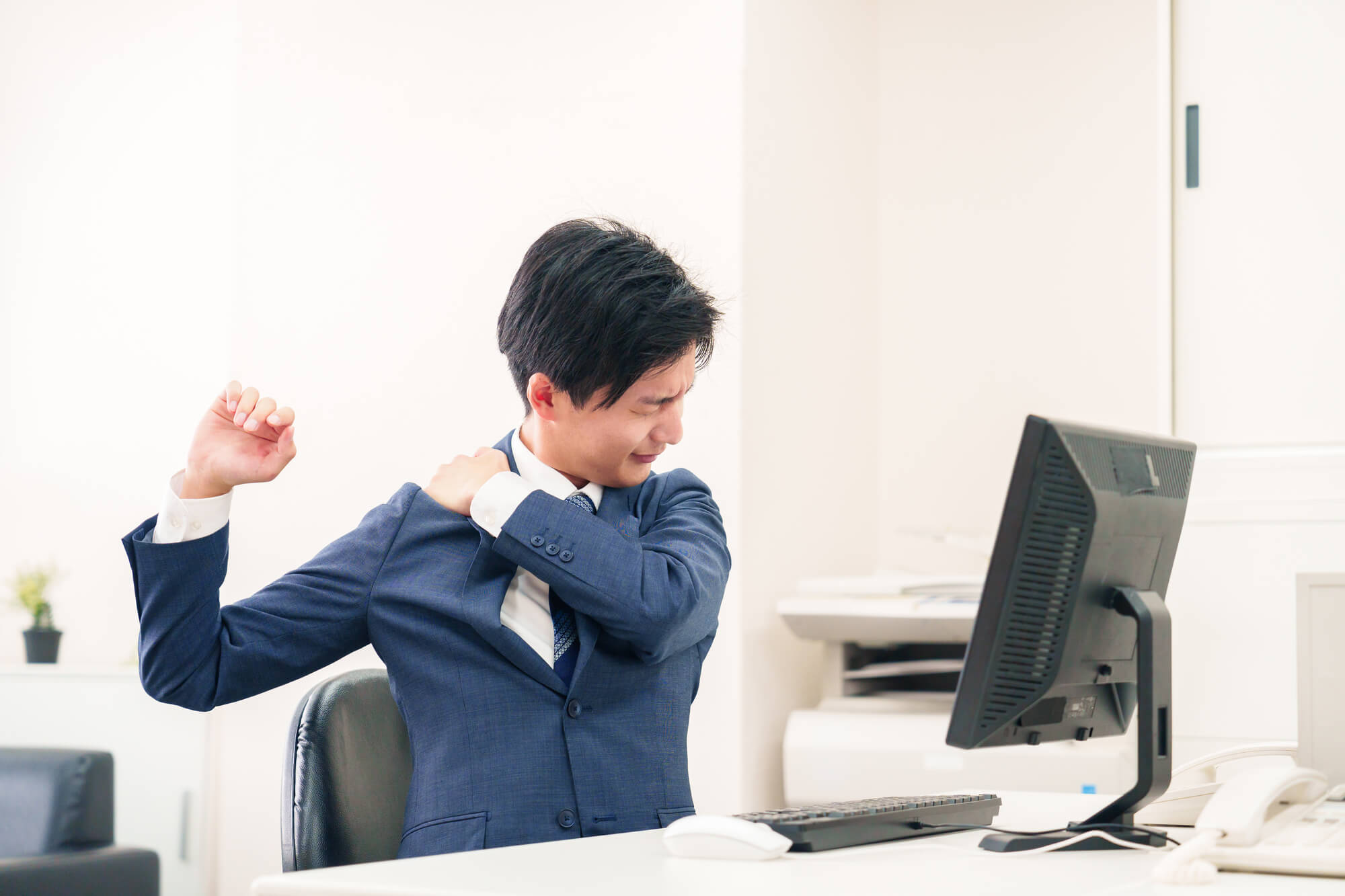 背中のコリの原因となる姿勢の悪さ