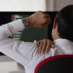 肩の盛り上がりの原因となる肩こり